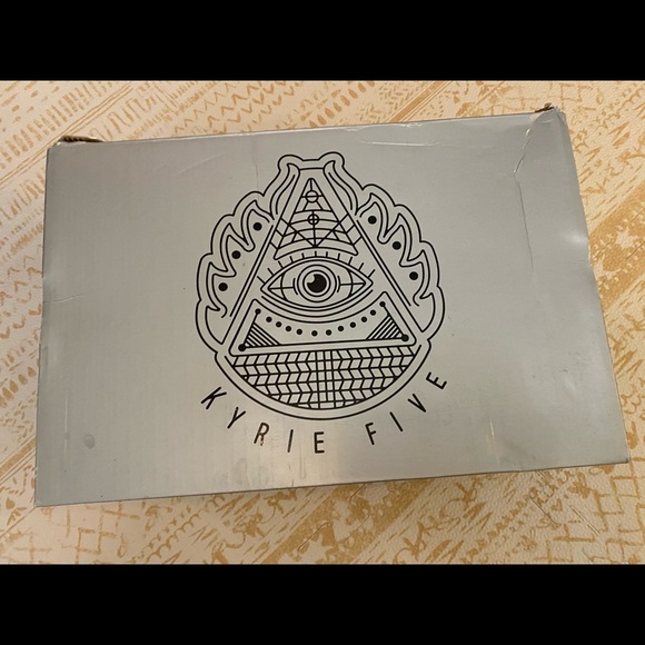 NIKE Kyrie 5 FRIENDS Sneakers - Picture 4 of 4